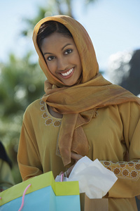 幸福的穆斯林女人购物袋