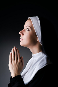 religious 尼姑在宗教概念深色背景的修女带交叉的尼姑古籍与小尼姑