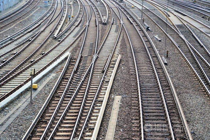 在车站的铁路轨道