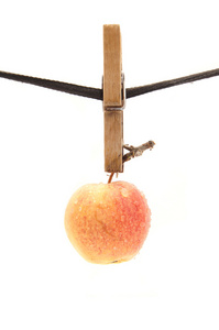 苹果 刺鼻和白色背景上的绳索