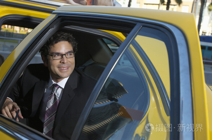 坐在出租车的商人