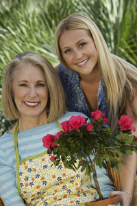 祖母和孙女与玫瑰植物