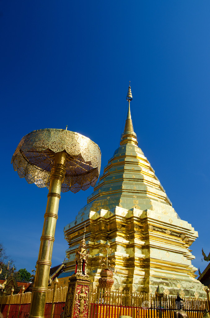在佛寺中的金色佛宝塔.