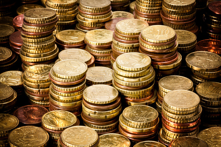 键盘上欧元纸币籽粒品质的意大利欧元旧仿古木制棕色门欧元纸币之前