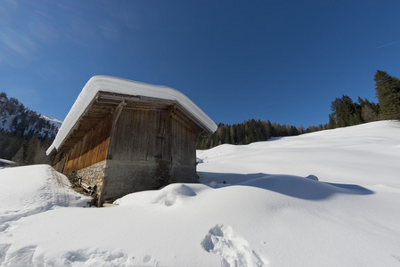 老木小木屋房子在软雪背景