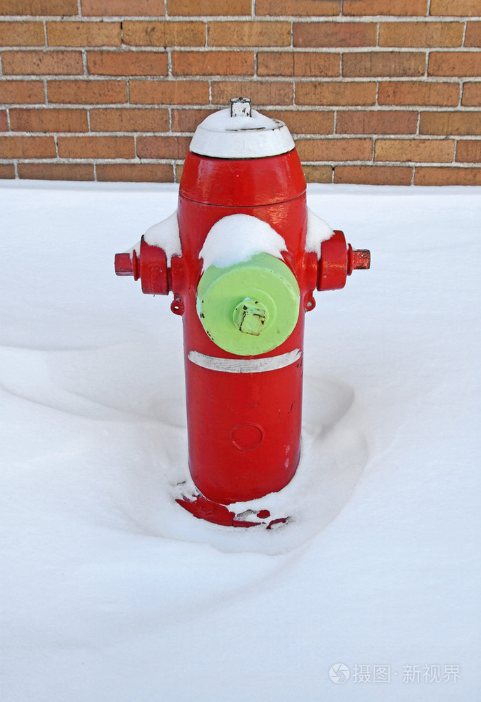 红色消防栓被雪覆盖