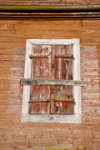 老木庄园房子墙壁与 windows 快门