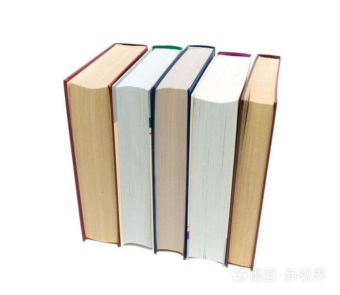 在白色背景上孤立的五本书