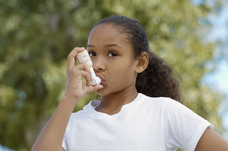 女孩使用哮喘吸入器