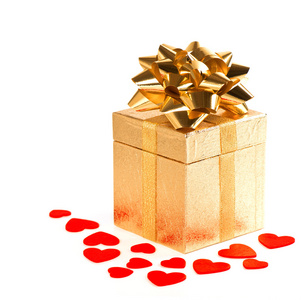 弓和红色的心装饰金色礼品盒