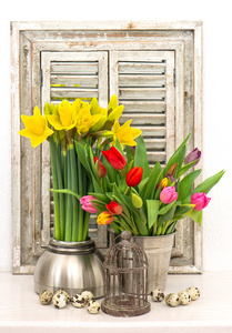 家居装饰与新鲜春天的花朵和复活节彩蛋