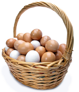 在白色背景上的篮子里的鸡蛋