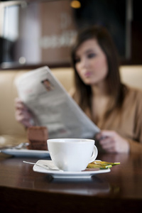 读报纸的咖啡馆