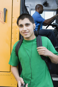 高中男孩与学校下车的 mp3 播放器