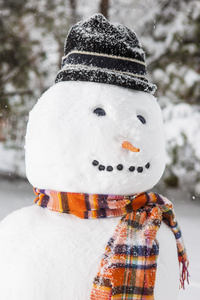 快乐白色圣诞雪人配一条围巾和帽子