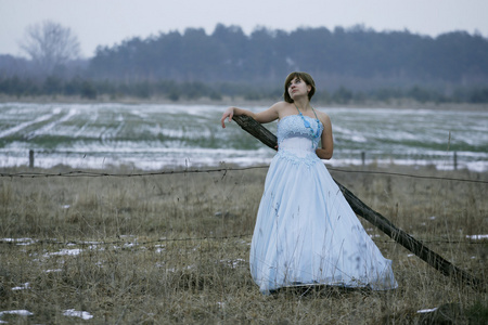 在冬天的旷野的单身女孩图片
