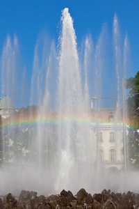 在维也纳的喷泉中的彩虹