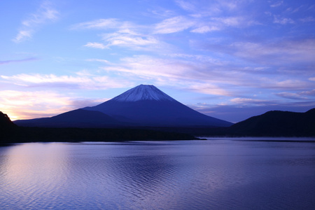 黎明富士山和湖本栖湖