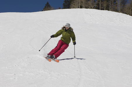 滑雪滑雪坡下来的女人