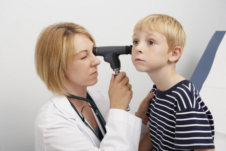 医生检查那男孩的耳朵