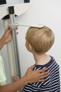 护士测量男孩的高度图片