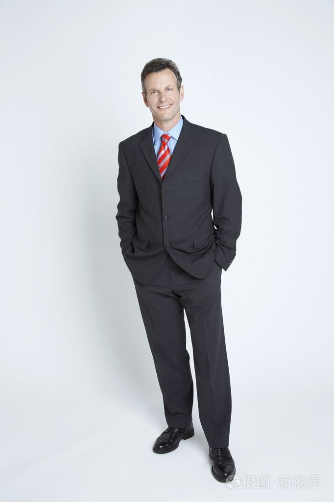 站在一起的商人手插口袋照片-正版商用图片1brik5-摄图新视界