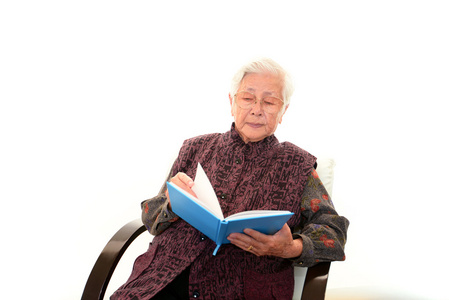 读她的书的老女人