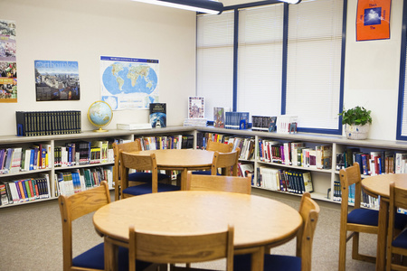 书籍和家具被安排在高中库中