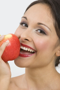快乐的女人吃苹果