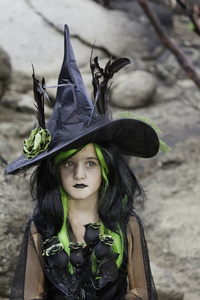 长得像草蜢的虫女孩打扮得像巫婆持有黑玫瑰照片