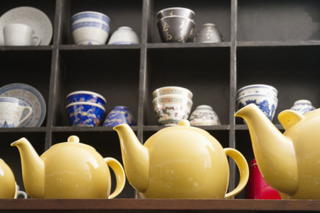 黄色茶水壶的低角度视图图片