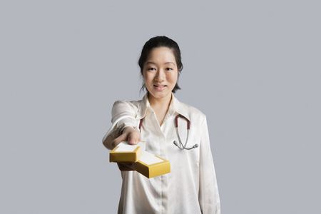 一个年轻的女医生给药箱子的肖像