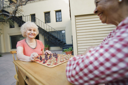 下棋的高级妇女