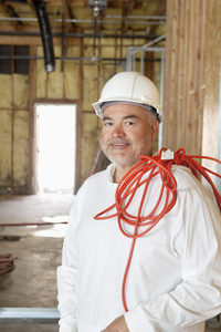 一名建筑工人用红色电线的肖像