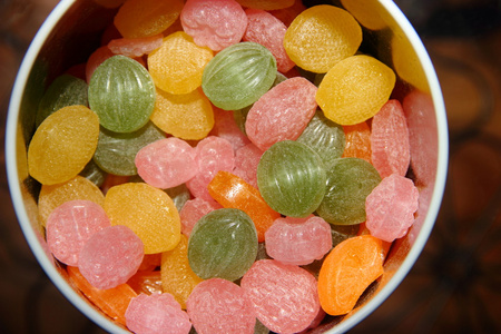 在许多的颜色和形状的水果糖果