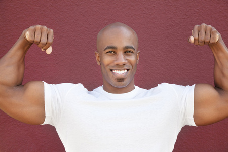 一个快乐的非洲裔美国人，在彩色背景摩拳擦掌的肖像