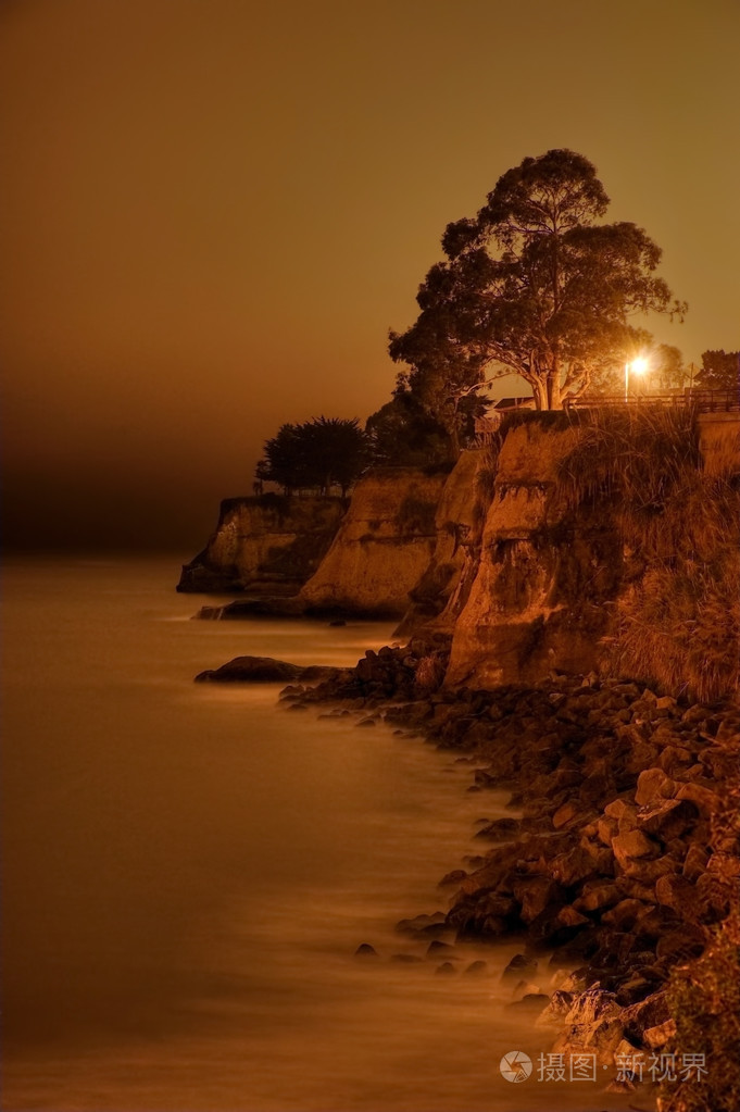 在晚上的蛋白石悬崖