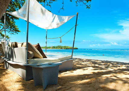 豪华放松椅热带海滩上图片