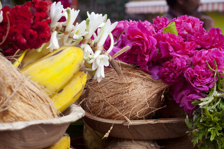 花卉和水果中的印度寺庙里
