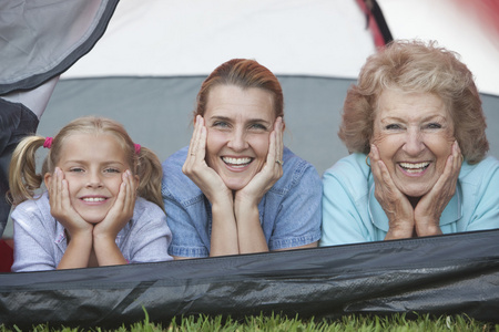 母亲 女儿和孙女从帐篷里微笑