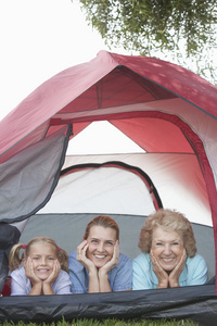 祖母 女儿和孙女从帐篷里微笑