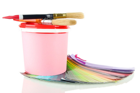 油漆罐 颜料 画笔和颜色色板上白色隔离