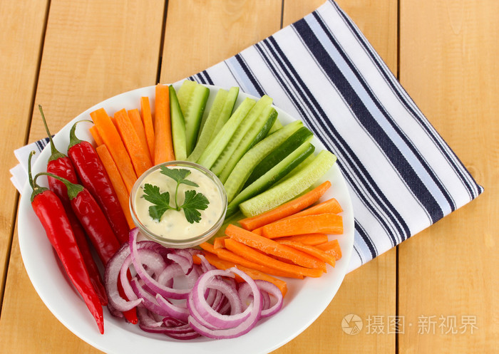 什锦生蔬菜棒中厚板木桌子上关闭