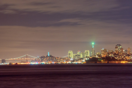 旧金山在夜间的天际线