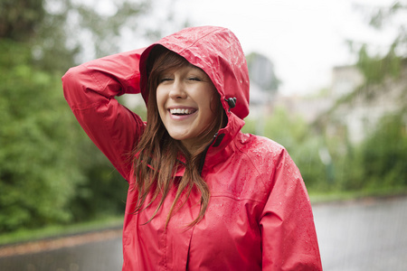 年轻女子穿雨衣