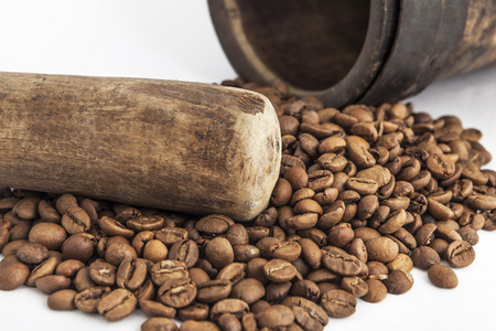 砂浆和杵与咖啡种子