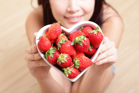 草莓与微笑的女人