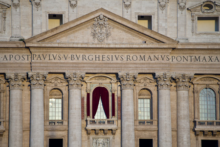 在罗马圣伯多禄大殿立面