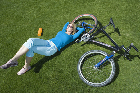 方式背景拯救世界图标拯救世界图标集骑单车的女子放松喝水从行使家庭