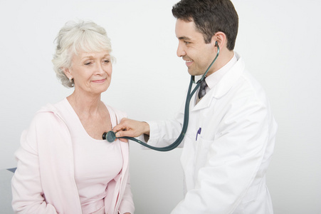 医生用听诊器检查病人的心跳